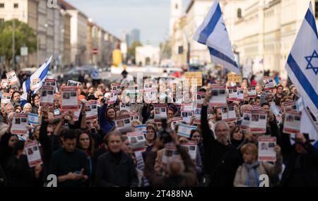 München, Deutschland. Oktober 2023. Teilnehmer der Kundgebung "Solidarität mit Israel - gegen Terror, Hass und Antisemitismus" halten Flugblätter mit der Aufschrift "entführt" hoch. Quelle: Lukas Barth/dpa/Alamy Live News Stockfoto