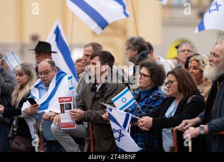 München, Deutschland. Oktober 2023. Die Teilnehmer der Kundgebung "Solidarität mit Israel - gegen Terror, Hass und Antisemitismus" halten israelische Fahnen in der Hand. Quelle: Lukas Barth/dpa/Alamy Live News Stockfoto