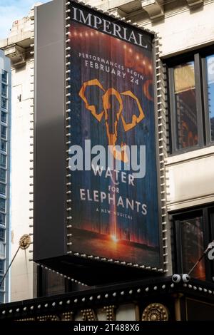 The Imperial Theatre Facade and Marquee Advertising 'Water for Elephants', Times Square, New York City, USA 2023 Stockfoto