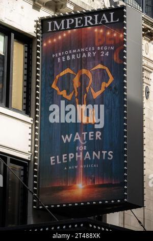 The Imperial Theatre Facade and Marquee Advertising 'Water for Elephants', Times Square, New York City, USA 2023 Stockfoto