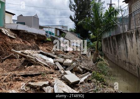 San Juan, USA. Oktober 2023. Zerstörte Betonkonstruktionen stapelten sich übereinander, nachdem rekordverdächtige Regenfälle das Stadtviertel Reparto Metropolitano in San Juan, Puerto Rico, am 28. Oktober 2023 überschwemmten. Mehrere Häuser in der Nachbarschaft verloren ihre Betonhinterhöfe wegen der Überschwemmungen. (Foto: Carlos Berríos Polanco/SIPA USA) Credit: SIPA USA/Alamy Live News Stockfoto