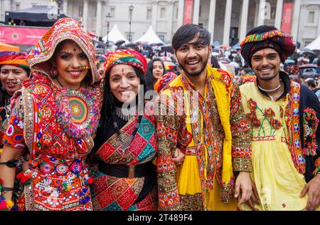 London, Großbritannien. Oktober 2023. 200 bunt gekleidete Tänzer tanzen und funkeln auf dem Trafalgar Square bei der Eröffnungszeremonie für Diwali. Die Tänzer stammen aus den Londoner Hindu-, Sikh- und Jain-Gemeinden. Diwali feiert den Sieg des Lichts über die Dunkelheit, das Gute über das Böse und das Wissen über die Unwissenheit. Quelle: Mark Thomas/Alamy Live News Stockfoto