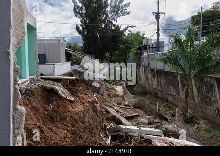 San Juan, USA. Oktober 2023. Die Überreste mehrerer Hinterhöfe, die aufgrund von rekordverdächtigen Regenfällen im Stadtteil Reparto Metropolitano in San Juan, Puerto Rico, am 28. Oktober 2023 zusammenbrachen. (Foto: Carlos Berríos Polanco/SIPA USA) Credit: SIPA USA/Alamy Live News Stockfoto