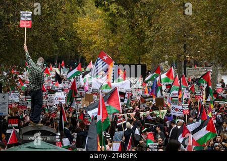 Demonstranten zu Beginn eines Pro-Palästina-marsches, der zu einem Waffenstillstand der laufenden Militäroffensive des Gazastreifens durch israelische Verteidigungskräfte aufruft. Der marsch Stockfoto