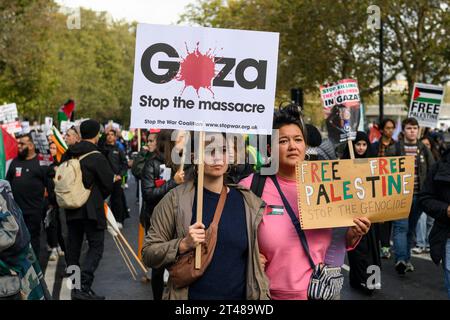 Demonstranten zu Beginn eines Pro-Palästina-marsches, der zu einem Waffenstillstand der laufenden Militäroffensive des Gazastreifens durch israelische Verteidigungskräfte aufruft. Der marsch Stockfoto