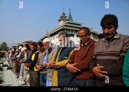 Srinagar, Indien. Oktober 2023. 27. Oktober 2023, Srinagar Kaschmir, Indien: Kaschmirmuslime geben Gebete am Schrein von Scheich Abdul Qadir Jeelani (R.A) in Srinagar. Gläubige drängten sich zum Schrein, in dem sich das Relikt befindet, als Teil eines 11-tägigen Festivals, um den Todestag des Sufi-Mystikers Sheikh Syed Abdul Qadir Jeelani (R.A) zu feiern. Am 27. Oktober 2023 in Srinagar Kaschmir, Indien. (Foto von Firdous Nazir/Eyepix Group/SIPA USA) Credit: SIPA USA/Alamy Live News Stockfoto