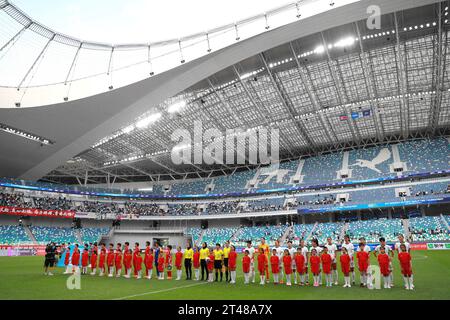 Xiamen, Chinas Provinz Fujian. Oktober 2023. Spieler und Schiedsrichter sind vor dem AFC-Olympischen Qualifikationsturnier 2024 (Asiatische Qualifikationsrunde 2) in der Gruppe B zwischen Südkorea und der Demokratischen Volksrepublik Korea (DVRK) in Xiamen, Provinz Fujian im Südosten Chinas, am 29. Oktober 2023 zu sehen. Quelle: Wei Peiquan/Xinhua/Alamy Live News Stockfoto