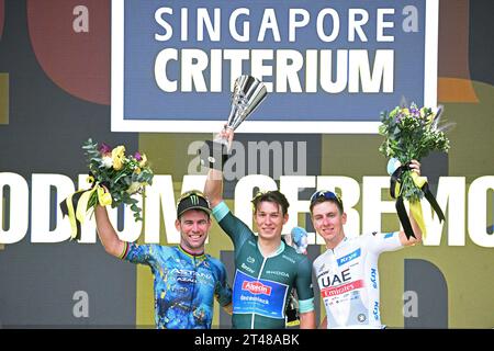 Singapur. Oktober 2023. Der belgische Gewinner Jasper Philipsen (C) vom Team Alpecin-Deceuninck, der britische Fahrer Mark Cavendish (L) vom Team TDF Criterium Legends und der slowenische Fahrer Tadej Pogacar vom Team Emirates nehmen am 29. Oktober 2023 an der Verleihung des Tour de France Prudential Singapore Criterium in Singapur Teil. Quelle: Dann Chih Wey/Xinhua/Alamy Live News Stockfoto