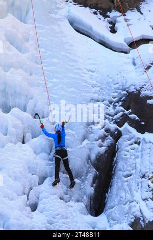 QINGLONG - 18. JANUAR: Eiskletterfreunde benutzen Seil, klettern an einem gefrorenen Wasserfall, am 18. Januar 2014 in Qinglong, Provinz hebei, China. Stockfoto