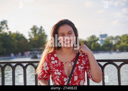 Porträt einer jungen Latina, die in die Kamera schaut. Lächelnde Frau mit langen Haaren Stockfoto
