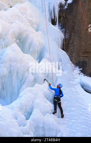 QINGLONG - 18. JANUAR: Eiskletterfreunde benutzen Seil, klettern an einem gefrorenen Wasserfall, am 18. Januar 2014 in Qinglong, Provinz hebei, China. Stockfoto