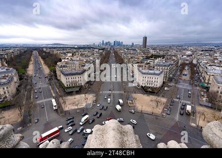 Blick auf die Skyline von Paris von der Spitze des Arc de Triumph Stockfoto