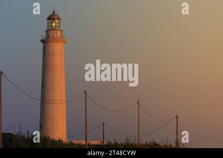 Leuchtturm in Torretta Granitola, Sizilien, Italien bei Sonnenuntergang Stockfoto