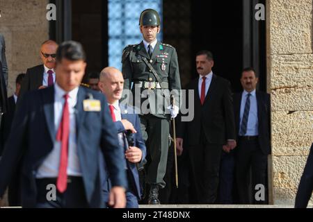 Ankara, Türkei. Oktober 2023. Ein Leutnant folgt Präsident Recep Tayyip Erdo?an vor einem Tkabir. Anlässlich des 100. Jahrestages der Gründung der Republik Türkei fand im Mausoleum Mustafa Kemal Atatürk eine offizielle Staatszeremonie statt. Der Präsident der Republik Türkei Recep Tayyip Erdogan nahm an der Zeremonie Teil. Quelle: SOPA Images Limited/Alamy Live News Stockfoto