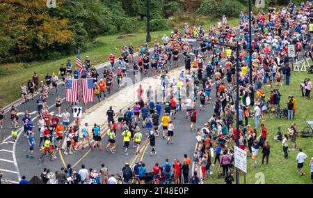 Washington, Usa. Oktober 2023. Die Läufer machen die Wende im Rock Creek Park während des jährlich stattfindenden Marinekorps Marathons, der am Samstag, den 29. Oktober 2023 durch die Straßen von Washington, DC und Arlington, Virginia, führt. Mehr als 21.000 Läufer nehmen an dem sogenannten „People's Marathon“ Teil, da kein Preisgeld vergeben wird. Foto: Pat Benic/UPI Credit: UPI/Alamy Live News Stockfoto