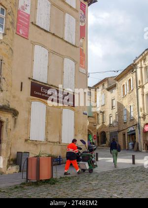 Straßenkehrer schiebt einen Wagen mit Besen in Bagnols-sur-Cèze, Ost-Gard, Frankreich. Stockfoto