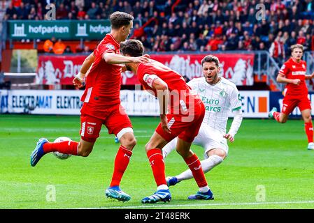 ENSCHEDE, NIEDERLANDE - 29. OKTOBER: Robin Propper (FC Twente), Youri Regeer (FC Twente) und Santiago Gimenez (Feyenoord Rotterdam) kämpfen um den Ball Stockfoto