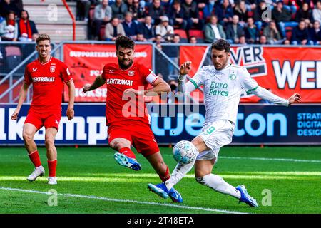 ENSCHEDE, NIEDERLANDE - 29. OKTOBER: Robin Propper (FC Twente) und Santiago Gimenez (Feyenoord Rotterdam) kämpfen um den Ball während der Eredivisie-Matte Stockfoto