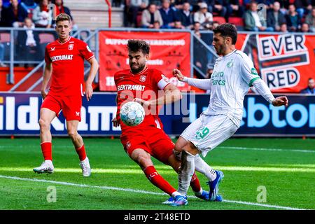 ENSCHEDE, NIEDERLANDE - 29. OKTOBER: Robin Propper (FC Twente) und Santiago Gimenez (Feyenoord Rotterdam) kämpfen um den Ball während der Eredivisie-Matte Stockfoto