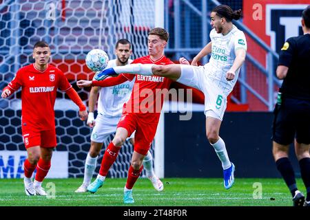 ENSCHEDE, NIEDERLANDE - 29. OKTOBER: Daan Rots (FC Twente) und Ramiz Zerrouki (Feyenoord Rotterdam) kämpfen um den Ball während des Eredivisie-Spiels Stockfoto