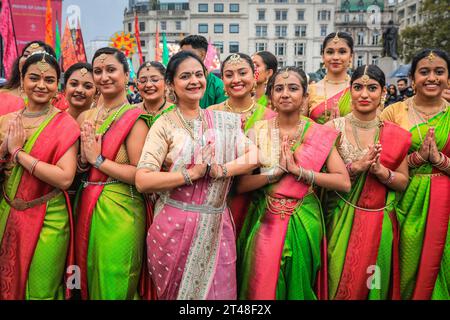 London, Großbritannien. Oktober 2023. Rund 200 Darsteller in lebendiger Kleidung aus verschiedenen Gruppen aus Londons Hindu-, Sikh- und Jain-Gemeinden nehmen an der Eröffnungstanz Teil. Sie posieren dann in Gruppen und führen den Garba, einen Gujarati-Tanz, auf. Teilnehmer und Besucher genießen das farbenfrohe Lichterfest „Diwali on the Square“ auf dem Londoner Trafalgar Square, trotz des schwierigen Wetters. Das Festival findet den ganzen Tag über statt und bietet auch Stände, Speisen und Aktivitäten. Quelle: Imageplotter/Alamy Live News Stockfoto