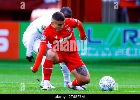 ENSCHEDE, NIEDERLANDE - 29. OKTOBER: Lutshare Geertruida (Feyenoord Rotterdam) und Manfred Ugalde (FC Twente) kämpfen um den Ball während der Eredivisi Stockfoto