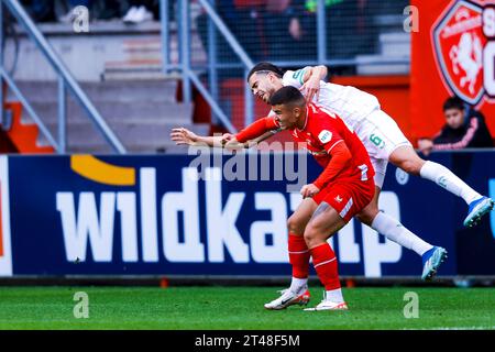 ENSCHEDE, NIEDERLANDE - 29. OKTOBER: Manfred Ugalde (FC Twente) und Ramiz Zerrouki (Feyenoord Rotterdam) kämpfen um den Ball während der Eredivisie matc Stockfoto