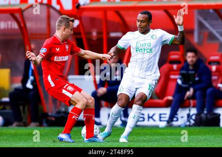 ENSCHEDE, NIEDERLANDE - 29. OKTOBER: Mathias Kjolo (FC Twente) und Igor Paixao (Feyenoord Rotterdam) kämpfen um den Ball während des Eredivisie-Spiels Stockfoto