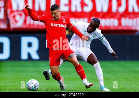 ENSCHEDE, NIEDERLANDE - 29. OKTOBER: Manfred Ugalde (FC Twente) und Lutshare Geertruida (Feyenoord Rotterdam) kämpfen um den Ball während der Eredivisi Stockfoto