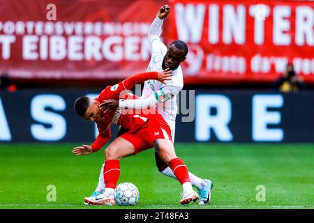 ENSCHEDE, NIEDERLANDE - 29. OKTOBER: Manfred Ugalde (FC Twente) und Lutshare Geertruida (Feyenoord Rotterdam) kämpfen um den Ball während der Eredivisi Stockfoto