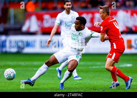 ENSCHEDE, NIEDERLANDE - 29. OKTOBER: Quinten Timber (Feyenoord Rotterdam) und Mathias Kjolo (FC Twente) kämpfen um den Ball während des Eredivisie-Spiels Stockfoto