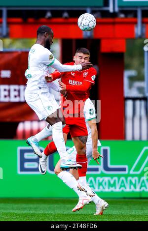 ENSCHEDE, NIEDERLANDE - 29. OKTOBER: Lutshare Geertruida (Feyenoord Rotterdam) und Manfred Ugalde (FC Twente) kämpfen um den Ball während der Eredivisi Stockfoto