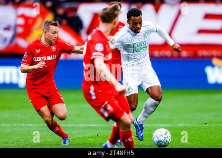 ENSCHEDE, NIEDERLANDE - 29. OKTOBER: Mathias Kjolo (FC Twente) und Quinten Timber (Feyenoord Rotterdam) kämpfen um den Ball während des Eredivisie-Spiels Stockfoto