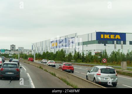 Lyon, Frankreich - 16. Mai 2023: IKEA-Geschäft, großes Schild. Schwedisches Unternehmen, Möbel- und Haushaltswarengeschäft in Lyon. Stockfoto