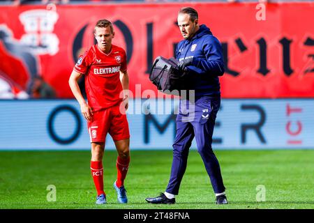 ENSCHEDE, NIEDERLANDE - 29. OKTOBER: Mathias Kjolo (FC Twente) wurde beim Eredivisie-Spiel des FC Twente und des SC Feyenoord bei de Grolsch Veste ON verletzt Stockfoto