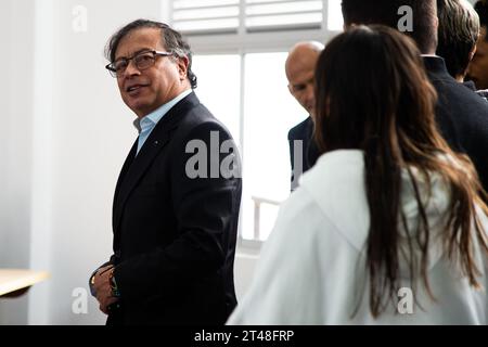 Bogota, Kolumbien. Oktober 2023. Präsident Gustavo Petro gibt seine Stimme bei den kolumbianischen Regionalwahlen am 29. Oktober 2023 in Bogota ab. Foto: Chepa Beltran/Long Visual Press Credit: Long Visual Press/Alamy Live News Stockfoto