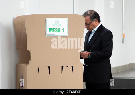 Bogota, Kolumbien. Oktober 2023. Präsident Gustavo Petro gibt seine Stimme bei den kolumbianischen Regionalwahlen am 29. Oktober 2023 in Bogota ab. Foto: Chepa Beltran/Long Visual Press Credit: Long Visual Press/Alamy Live News Stockfoto