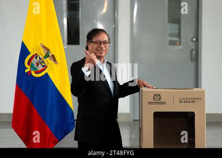 Bogota, Kolumbien. Oktober 2023. Präsident Gustavo Petro gibt seine Stimme bei den kolumbianischen Regionalwahlen am 29. Oktober 2023 in Bogota ab. Foto: Chepa Beltran/Long Visual Press Credit: Long Visual Press/Alamy Live News Stockfoto