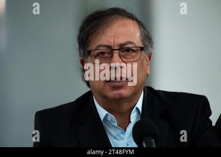 Bogota, Kolumbien. Oktober 2023. Der kolumbianische Präsident Gustavo Petro spricht bei den kolumbianischen Regionalwahlen in Bogota am 29. Oktober 2023 vor den Medien. Foto: Chepa Beltran/Long Visual Press Credit: Long Visual Press/Alamy Live News Stockfoto