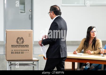 Bogota, Kolumbien. Oktober 2023. Präsident Gustavo Petro gibt seine Stimme bei den kolumbianischen Regionalwahlen am 29. Oktober 2023 in Bogota ab. Foto: Chepa Beltran/Long Visual Press Credit: Long Visual Press/Alamy Live News Stockfoto