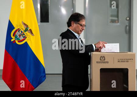 Bogota, Kolumbien. Oktober 2023. Präsident Gustavo Petro gibt seine Stimme bei den kolumbianischen Regionalwahlen am 29. Oktober 2023 in Bogota ab. Foto: Chepa Beltran/Long Visual Press Credit: Long Visual Press/Alamy Live News Stockfoto