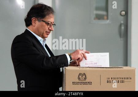 Bogota, Kolumbien. Oktober 2023. Präsident Gustavo Petro gibt seine Stimme bei den kolumbianischen Regionalwahlen am 29. Oktober 2023 in Bogota ab. Foto: Chepa Beltran/Long Visual Press Credit: Long Visual Press/Alamy Live News Stockfoto