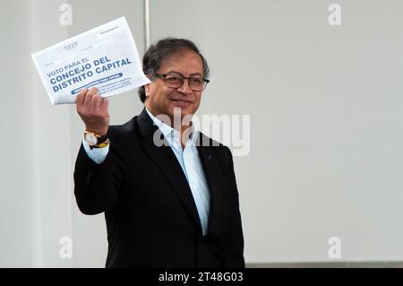 Bogota, Kolumbien. Oktober 2023. Präsident Gustavo Petro gibt seine Stimme bei den kolumbianischen Regionalwahlen am 29. Oktober 2023 in Bogota ab. Foto: Chepa Beltran/Long Visual Press Credit: Long Visual Press/Alamy Live News Stockfoto