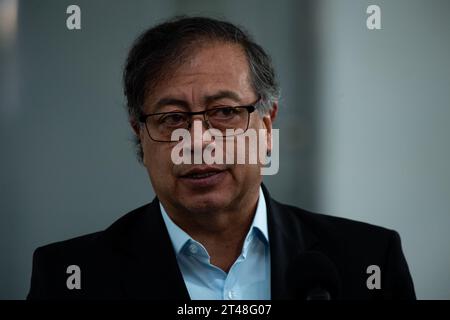 Bogota, Kolumbien. Oktober 2023. Der kolumbianische Präsident Gustavo Petro spricht bei den kolumbianischen Regionalwahlen in Bogota am 29. Oktober 2023 vor den Medien. Foto: Chepa Beltran/Long Visual Press Credit: Long Visual Press/Alamy Live News Stockfoto