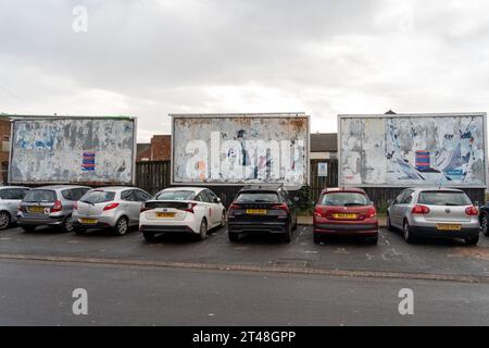 Kostenpflichtiger Parkplatz im Stadtzentrum von Middlesbrough, Großbritannien, mit ungenutzten Werbetafeln. Stockfoto
