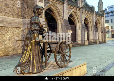 Die Molly Malone Statue ist eine Bronzestatue einer jungen Frau, die in der Grafton Street in Dublin, Irland, Cockles und Muscheln verkauft. Stockfoto