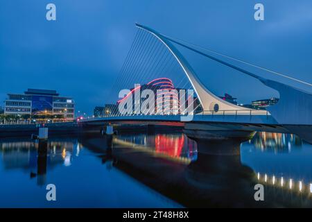 Die Samuel Beckett Bridge, Dublin, ist eine legendäre Hängebrücke mit Kabelstreben und einem schlanken, asymmetrischen Design, das sich um 90 Grad drehen lässt, um den Fluss zu befördern. Stockfoto
