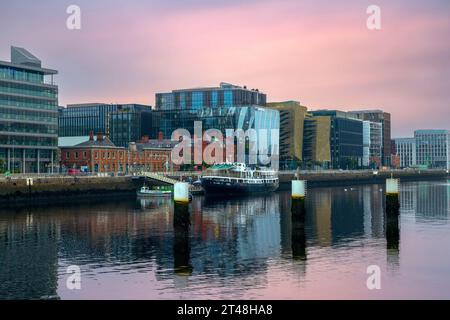 Dublin Docklands ist ein lebendiges und sich rasch entwickelndes Stadtgebiet mit moderner Architektur und innovativen Unternehmen. Stockfoto