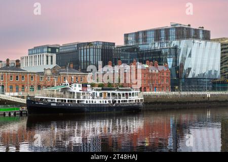 Dublin Docklands ist ein lebendiges und sich rasch entwickelndes Stadtgebiet mit moderner Architektur und innovativen Unternehmen. Stockfoto