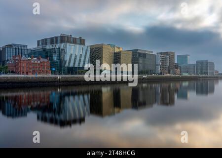 Dublin Docklands ist ein lebendiges und sich rasch entwickelndes Stadtgebiet mit moderner Architektur und innovativen Unternehmen. Stockfoto